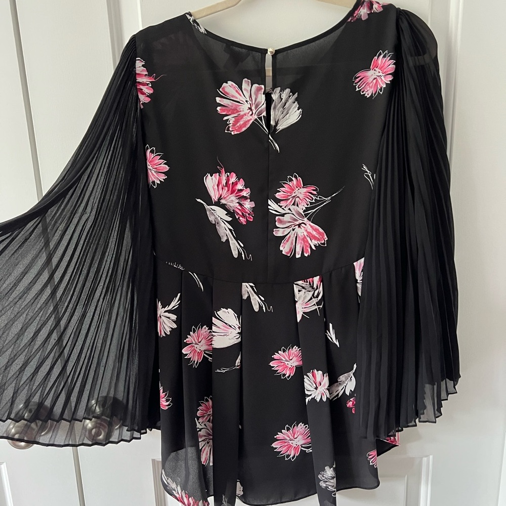 Vince Camuto Sheer Pleated Butterfly Sleeve Flowy Floral Blouse | Size Medium - Picture 3 of 6
